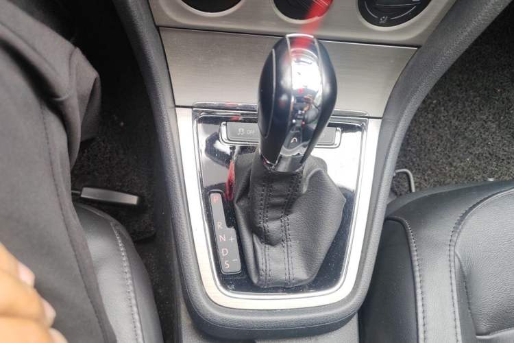 Used Volkswagen Lavida 2013 Restyled Classic 1.6L Automatic Comfort Edition Gear Lever