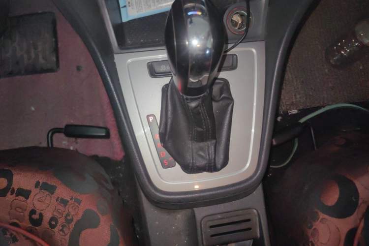 Used Volkswagen Lavida 2013 Revised Classic 1.6L Automatic Fashion Edition Gear Lever