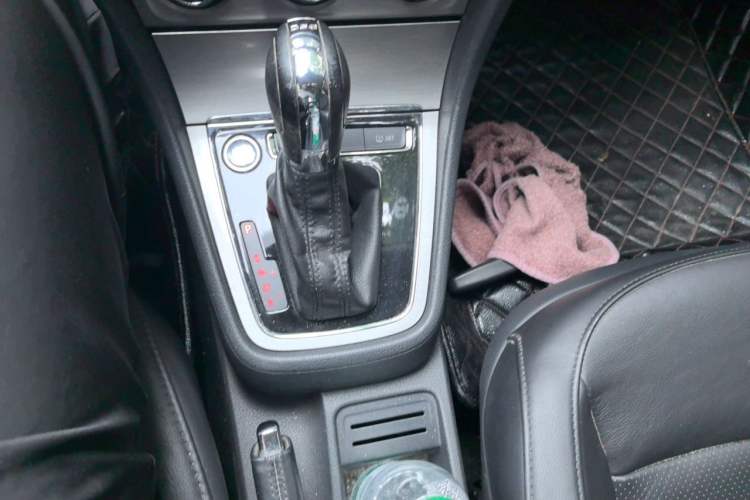 Used Volkswagen Lavida 2013 Revised Version 1.4 TSI DSG Luxury Edition Gear Lever