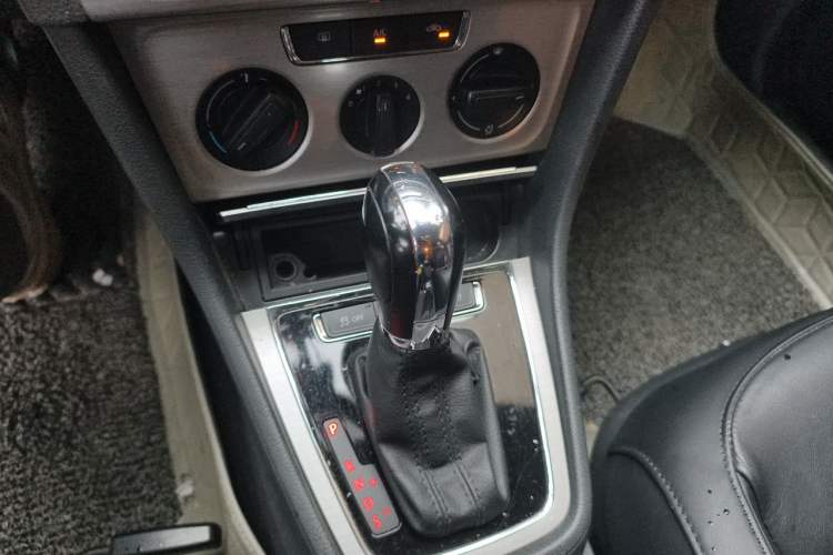 Used Volkswagen Lavida 2013 Restyled Classic 1.6L Automatic Comfort Edition Gear Lever