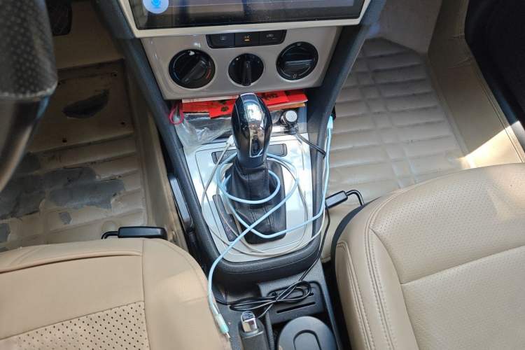 Used Volkswagen Lavida 2013 Revised Classic 1.6L Automatic Fashion Edition Gear Lever