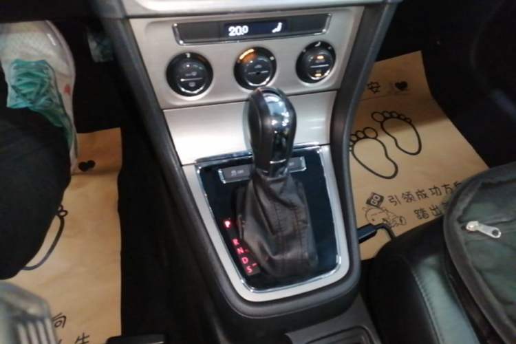 Used Volkswagen Lavida 2013 Revised Version 1.6L Automatic Luxury Edition Gear Lever