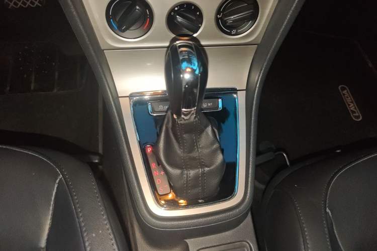 Used Volkswagen Lavida 2013 Restyled Classic 1.6L Automatic Comfort Edition Gear Lever