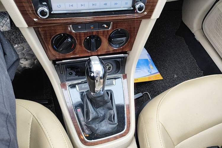 Used Volkswagen Lavida 2013 Revised Version 1.6L Automatic Luxury Edition Gear Lever