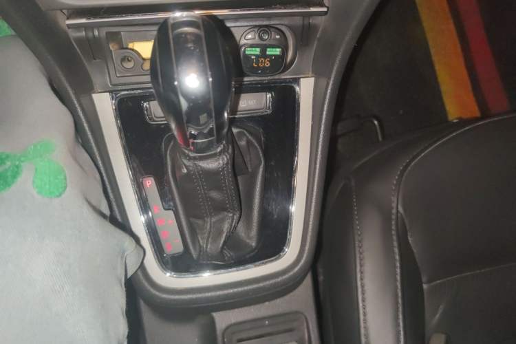 Used Volkswagen Lavida 2013 1.6L Automatic Comfort Edition Gear Lever