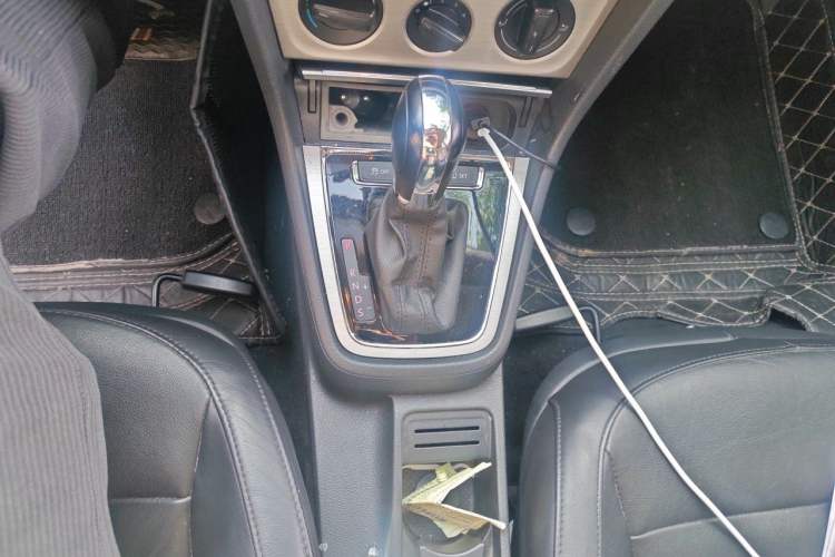 Used Volkswagen Lavida 2013 Restyled Classic 1.6L Automatic Comfort Edition Gear Lever
