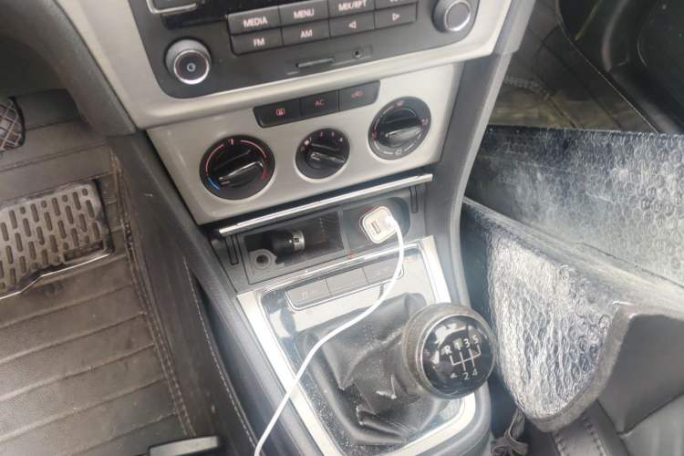 Used Volkswagen Lavida 2013 1.4TSI Manual Comfort Edition Gear Lever