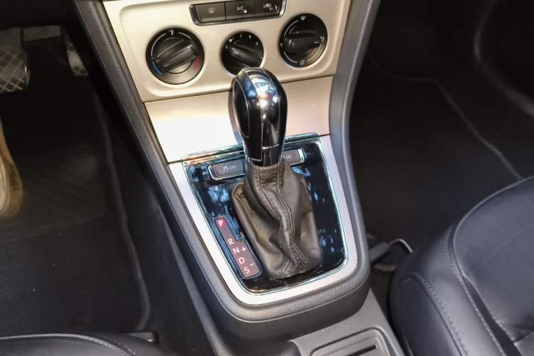 Used Volkswagen Lavida 2013 Restyled Classic 1.6L Automatic Comfort Edition Gear Lever