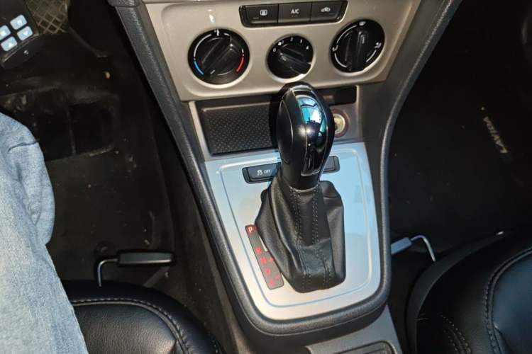 Used Volkswagen Lavida 2013 Revised Classic 1.6L Automatic Fashion Edition Gear Lever