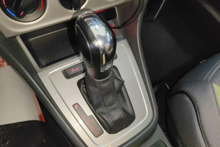 Used Volkswagen Lavida 2013 Revised Classic 1.6L Automatic Fashion Edition Gear Lever