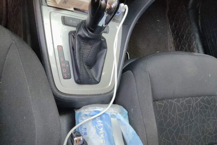 Used Volkswagen Lavida 2013 Revised Classic 1.6L Automatic Fashion Edition Gear Lever
