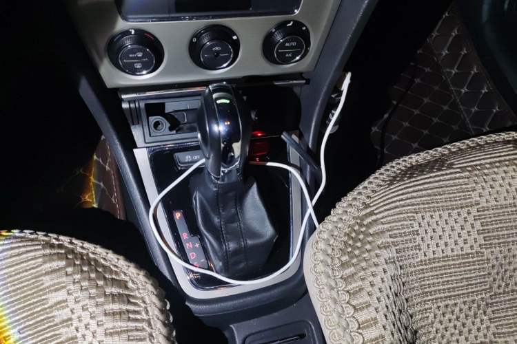 Used Volkswagen Lavida 2013 1.6L Automatic Luxury Edition Gear Lever