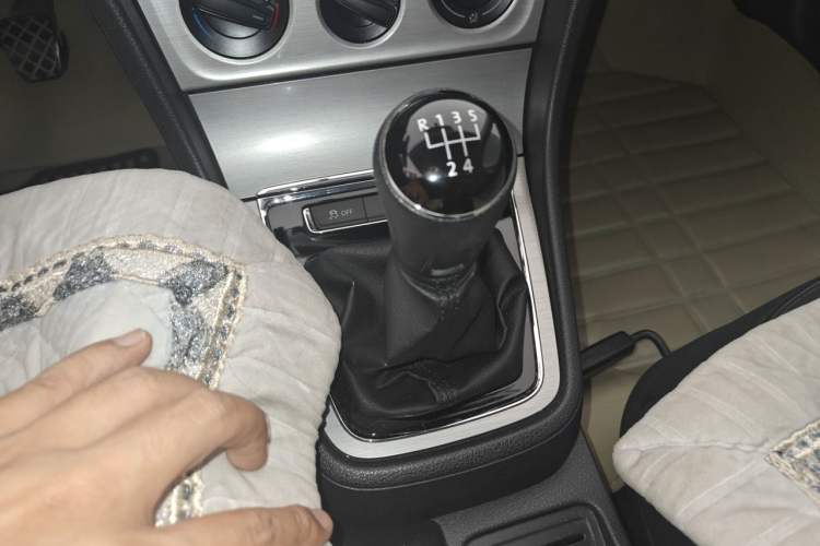 Used Volkswagen Lavida 2013 Restyled Classic 1.6L Manual Comfort Edition Gear Lever