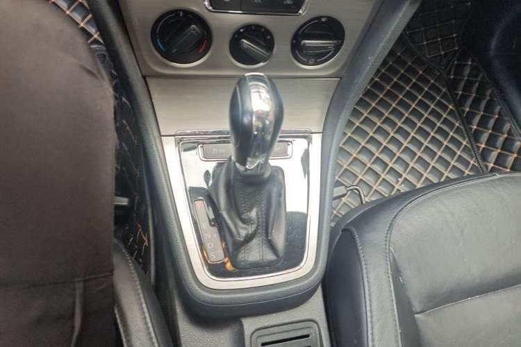 Used Volkswagen Lavida 2013 Restyled Classic 1.6L Automatic Comfort Edition Gear Lever