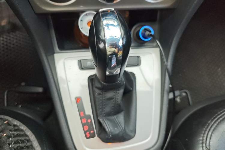 Used Volkswagen Lavida 2013 Revised Classic 1.6L Automatic Fashion Edition Gear Lever