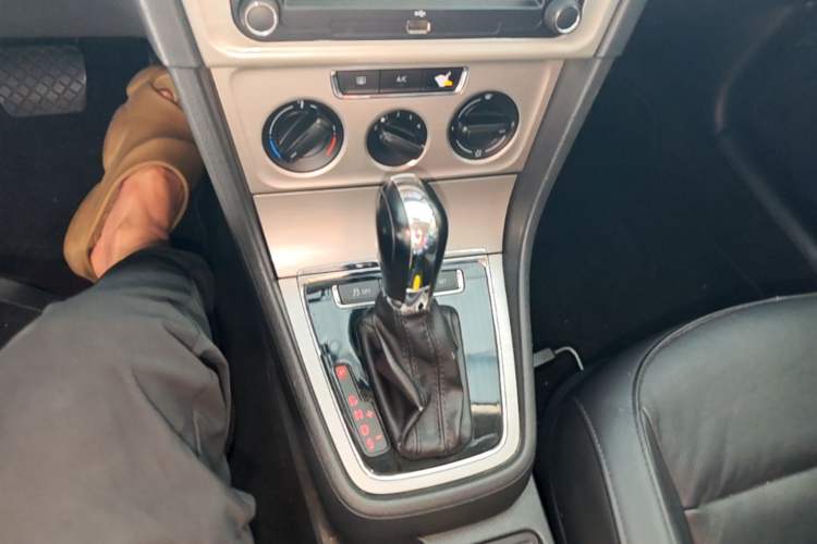 Used Volkswagen Lavida 2013 Restyled Classic 1.6L Automatic Comfort Edition Gear Lever