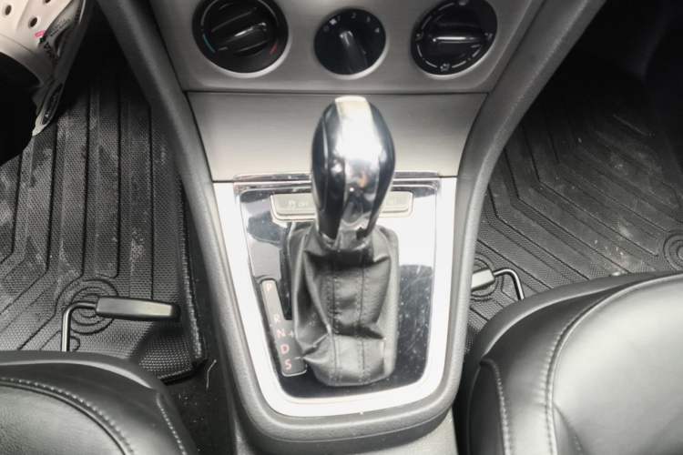 Used Volkswagen Lavida 2013 1.6L Automatic Comfort Edition Gear Lever