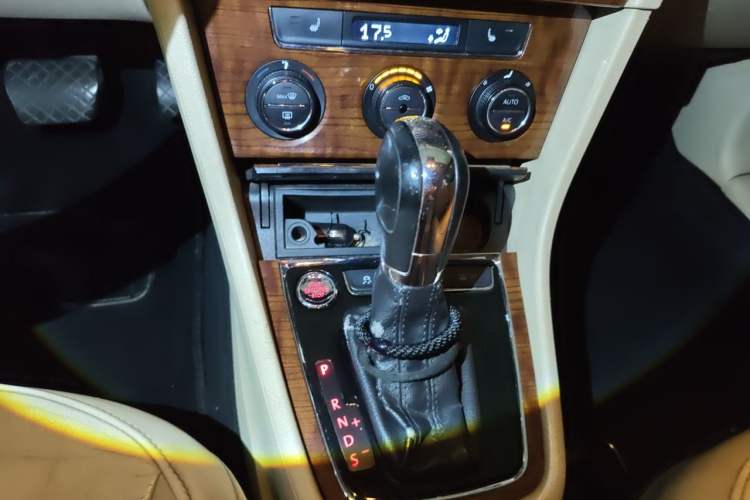 Used Volkswagen Lavida 2013 1.4TSI DSG Luxury Edition Gear Lever