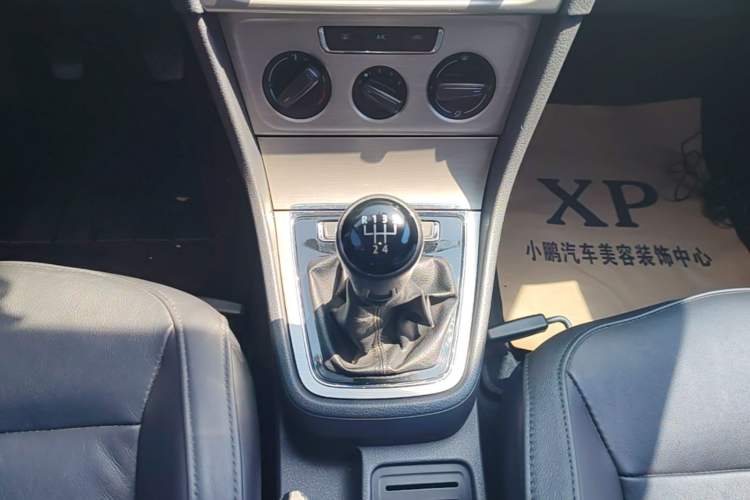 Used Volkswagen Lavida 2013 Restyled Classic 1.6L Manual Comfort Edition Gear Lever