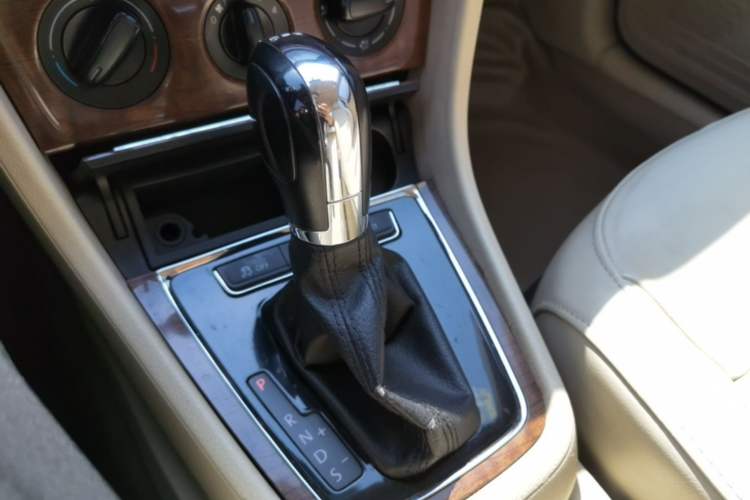 Used Volkswagen Lavida 2013 1.4TSI DSG Comfort Edition Gear Lever