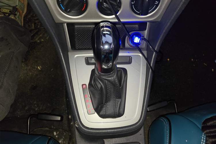 Used Volkswagen Lavida 2013 Revised Classic 1.6L Automatic Fashion Edition Gear Lever
