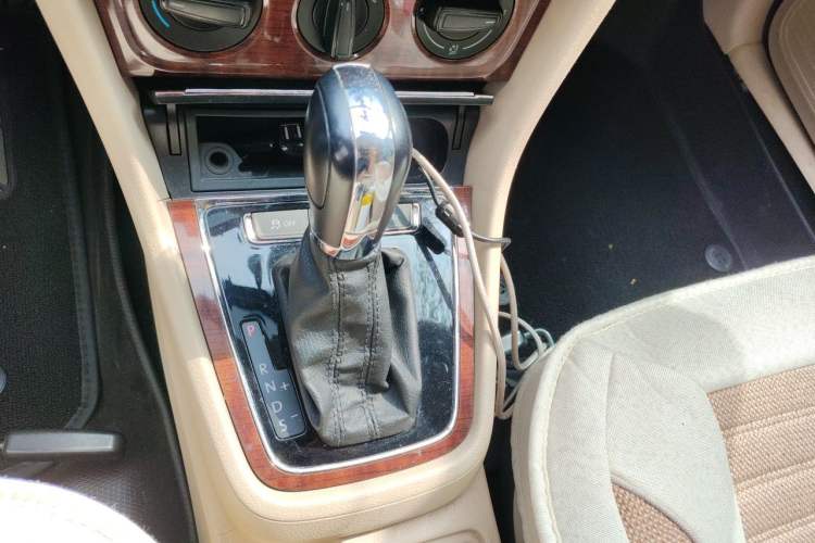 Used Volkswagen Lavida 2013 Revised Classic 1.6L Automatic Fashion Edition Gear Lever
