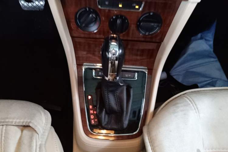Used Volkswagen Lavida 2013 Restyled Classic 1.6L Automatic Comfort Edition Gear Lever