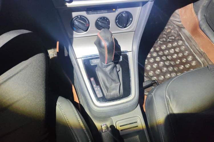 Used Volkswagen Lavida 2013 Restyled Classic 1.6L Automatic Comfort Edition Gear Lever