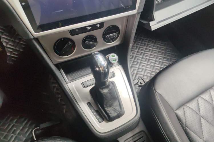 Used Volkswagen Lavida 2013 Revised Classic 1.6L Automatic Fashion Edition Gear Lever