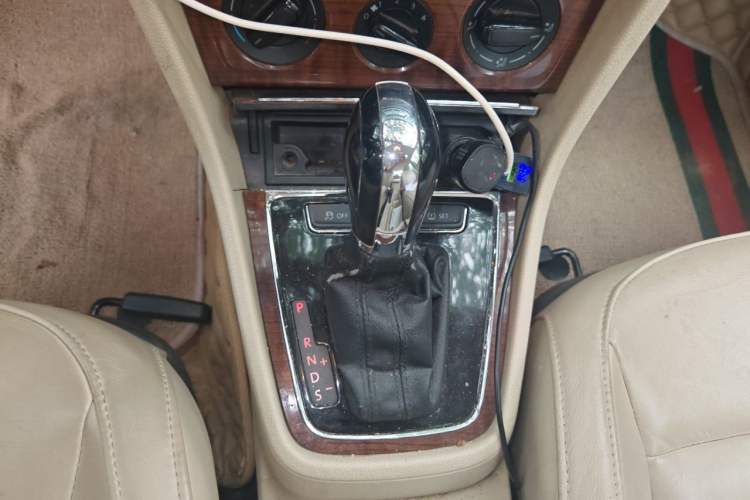 Used Volkswagen Lavida 2013 1.6L Automatic Comfort Edition Gear Lever
