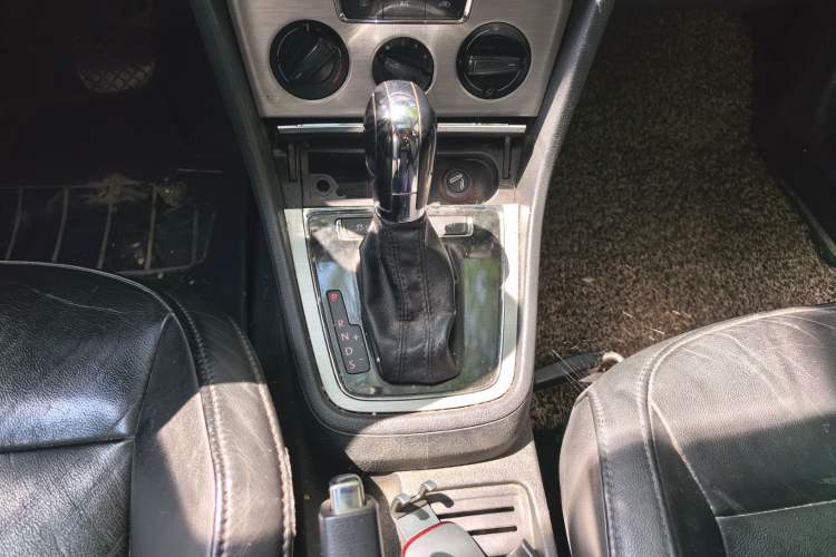 Used Volkswagen Lavida 2013 Restyled Classic 1.6L Automatic Comfort Edition Gear Lever
