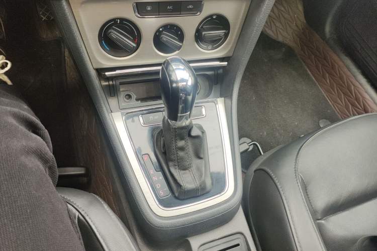 Used Volkswagen Lavida 2013 Restyled Classic 1.6L Automatic Comfort Edition Gear Lever