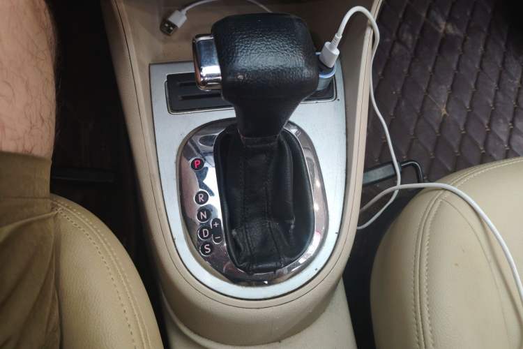 Used Volkswagen Lavida 2013 Classic 1.6L Automatic Fashion Edition Gear Lever