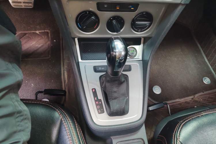 Used Volkswagen Lavida 2013 Revised Classic 1.6L Automatic Fashion Edition Gear Lever
