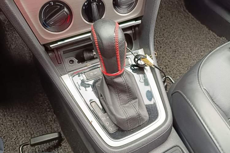 Used Volkswagen Lavida 2013 Restyled Classic 1.6L Automatic Comfort Edition Gear Lever