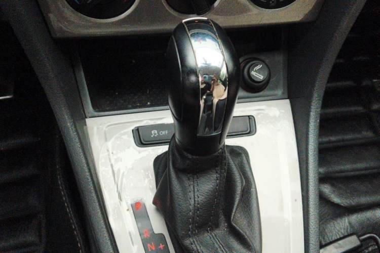 Used Volkswagen Lavida 2013 Revised Classic 1.6L Automatic Fashion Edition Gear Lever