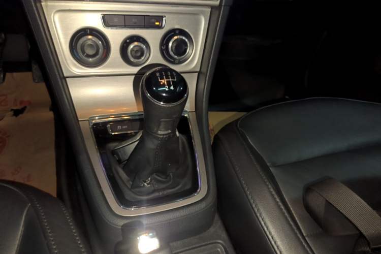 Used Volkswagen Lavida 2013 Revised Version 1.4 TSI Manual Comfort Edition Gear Lever