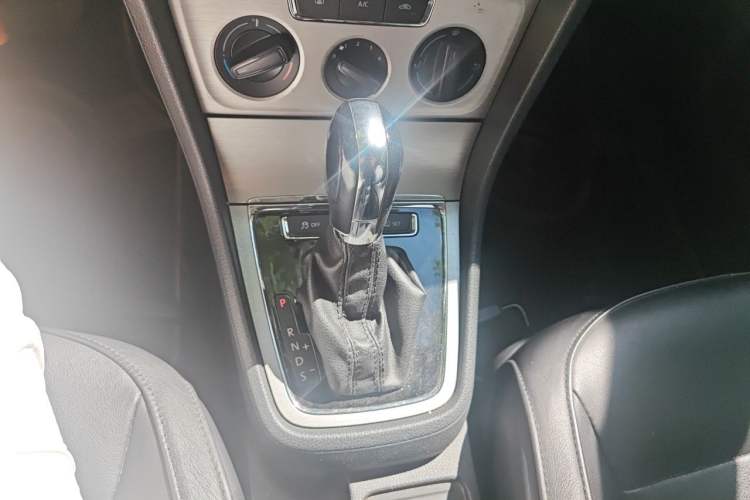 Used Volkswagen Lavida 2013 Restyled Classic 1.6L Automatic Comfort Edition Gear Lever