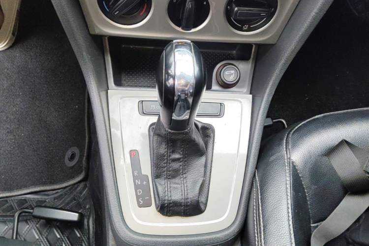 Used Volkswagen Lavida 2013 Revised Classic 1.6L Automatic Fashion Edition Gear Lever