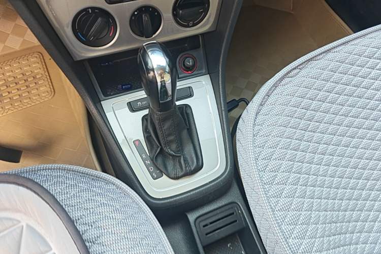 Used Volkswagen Lavida 2013 Revised Classic 1.6L Automatic Fashion Edition Gear Lever
