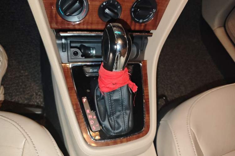 Used Volkswagen Lavida 2013 1.6L Automatic Comfort Edition Gear Lever