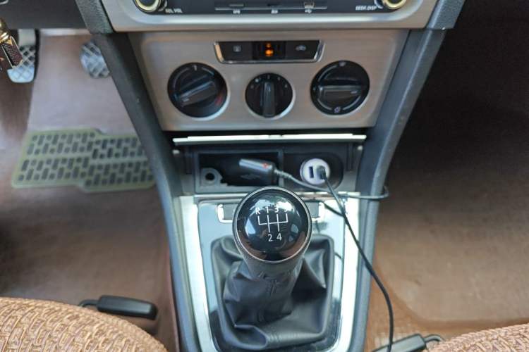 Used Volkswagen Lavida 2013 Revised Version 1.4 TSI Manual Comfort Edition Gear Lever