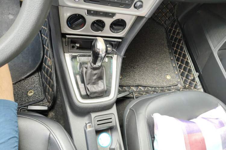 Used Volkswagen Lavida 2013 Restyled Classic 1.6L Automatic Comfort Edition Gear Lever