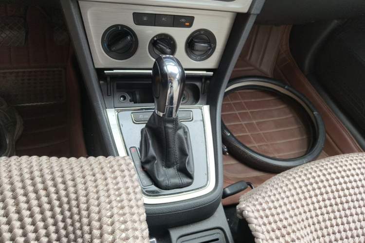 Used Volkswagen Lavida 2013 1.4TSI DSG Comfort Edition Gear Lever
