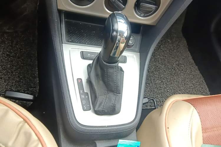 Used Volkswagen Lavida 2013 Revised Classic 1.6L Automatic Fashion Edition Gear Lever