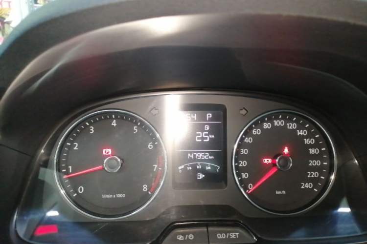 Used Volkswagen Lavida 2013 Revised Version 1.6L Automatic Luxury Edition Instrument Cluster