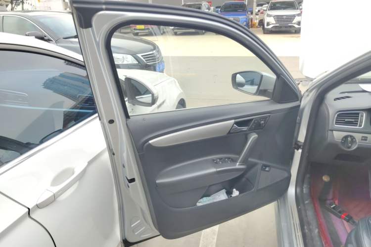 Used Volkswagen Lavida 2013 Restyled Classic 1.6L Automatic Comfort Edition Interior 4