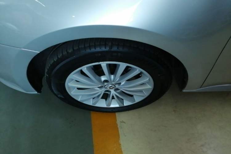 Used Volkswagen Lavida 2013 Revised Version 1.6L Automatic Luxury Edition Left Front Wheel Hub