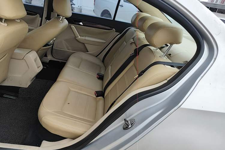 Used Volkswagen Lavida 2013 Revised Version 1.6L Automatic Luxury Edition Left Rear Seat