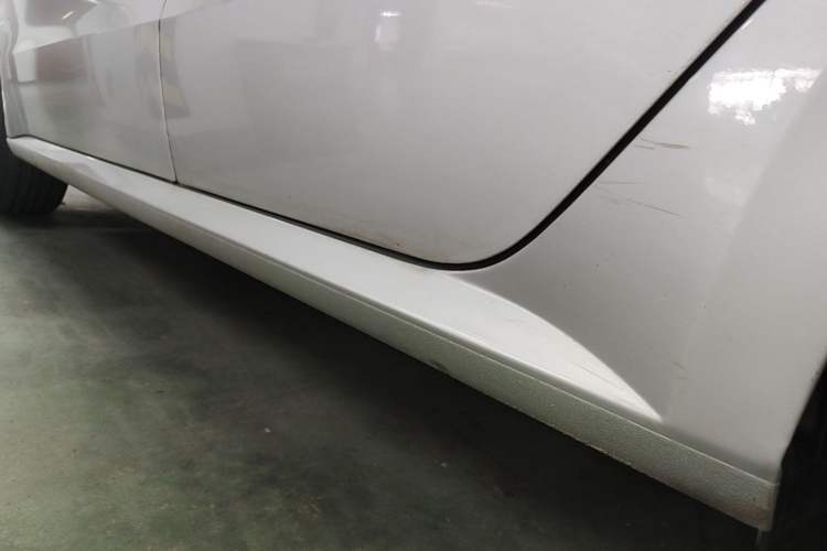 Used Volkswagen Lavida 2013 Revised Classic 1.6L Manual Fashion Edition Left Side Sill